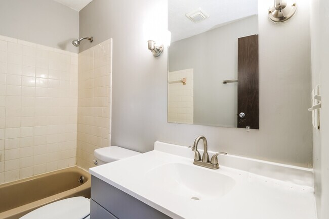 Building Photo - Spacious 4-bedroom Home in Fairfield, OH