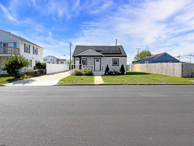 Building Photo - 203 E Plaza Pl