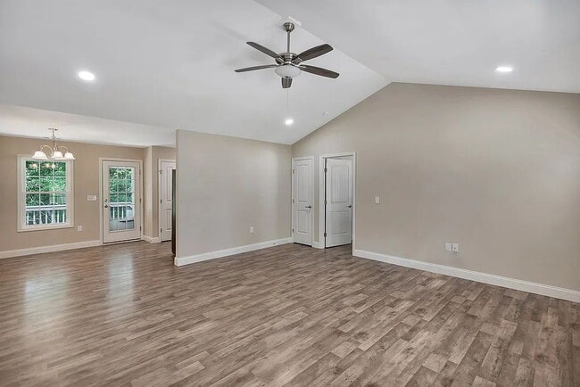 Building Photo - Charming 3-Bedroom Haven with 2 Full Baths...