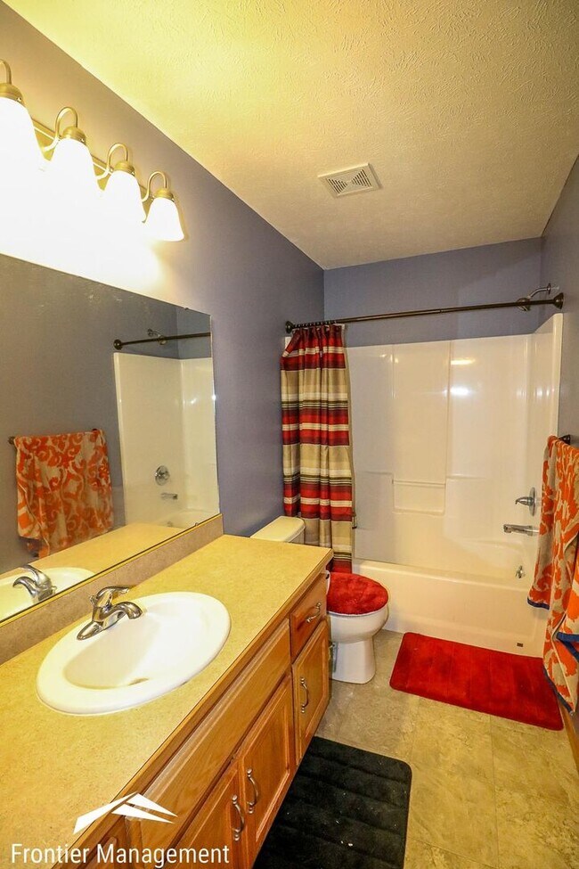 Building Photo - Beautiful 3 bedroom home just minutes from...