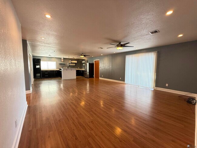 Building Photo - 3035 W 11th Ln