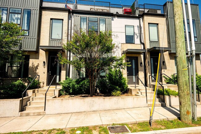 Building Photo - 516 27th Ave N