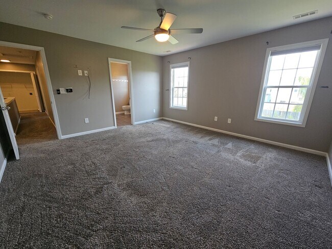 Building Photo - Updated 4Bed, 2.5 Bath in Jacksonville!