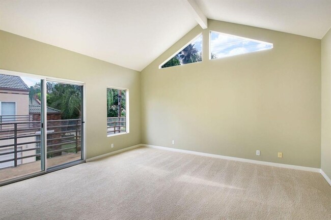 Building Photo - Spacious renovated townhouse in Arcadia fo...