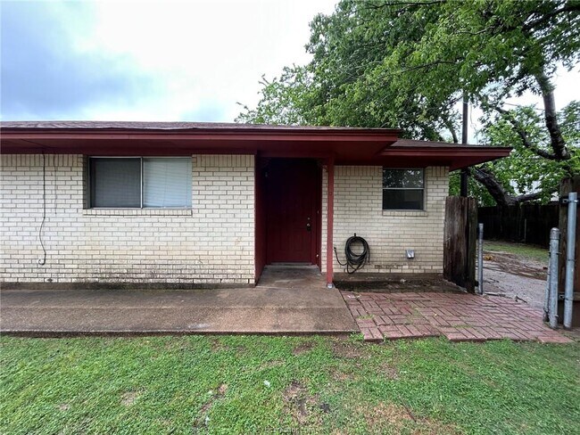 Building Photo - 1913 Pine Tree Dr