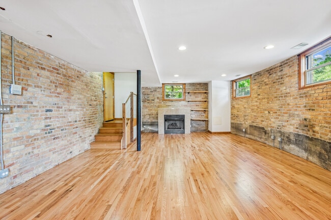 Building Photo - 1219 W Greenleaf Ave