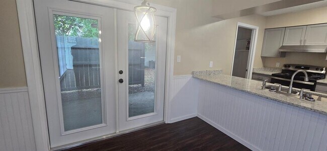 Building Photo - 4050 SE 22nd Ave