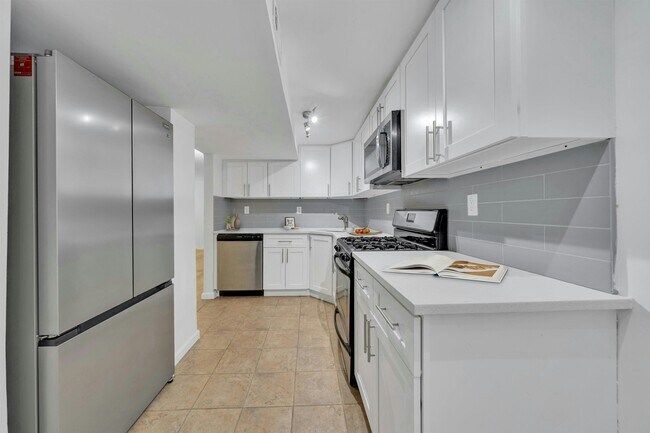 Building Photo - 1228 Park Ave