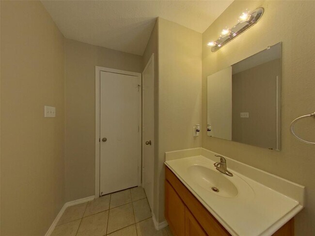 Building Photo - 33107 Cottonwood Bend