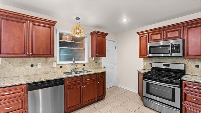 Building Photo - 9643 Val Verde St