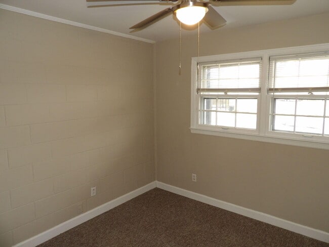 Building Photo - 903 Collins Ln