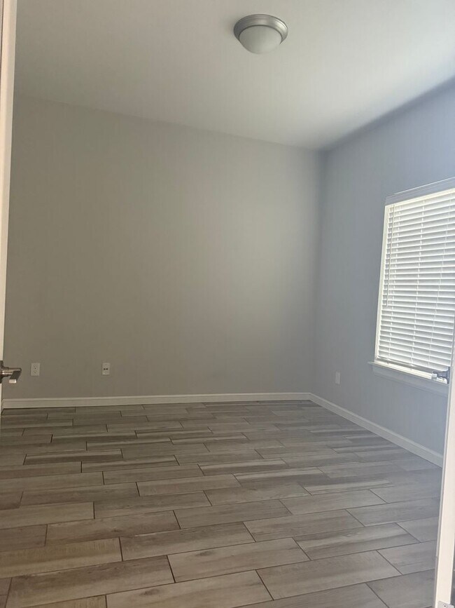 Building Photo - Amazing 3 bed 2 bath duplex near NW 122nd St
