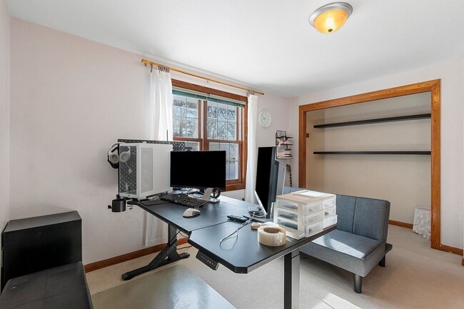 Building Photo - 5 BEDROOM 4.5 BATH PRIVATE BACKYARD