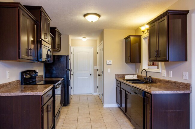 Building Photo - Fresh and Clean 3/2 with BONUS room and fenced yard.  Go.