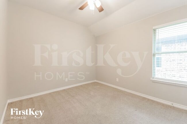 Building Photo - 573 Jamestown Ln