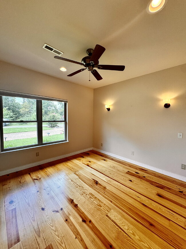 Building Photo - 723 N Lakeview Dr