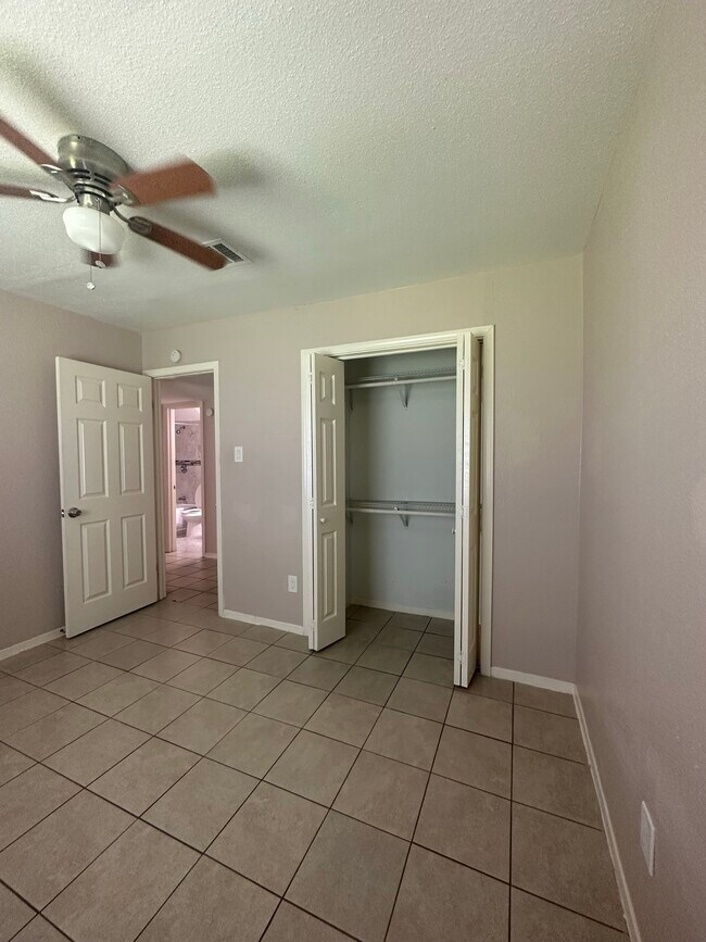 Building Photo - 1222 Ravenscourt Dr