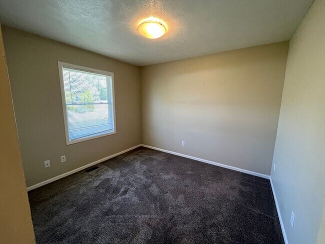 Building Photo - 420 W Saunders Ave