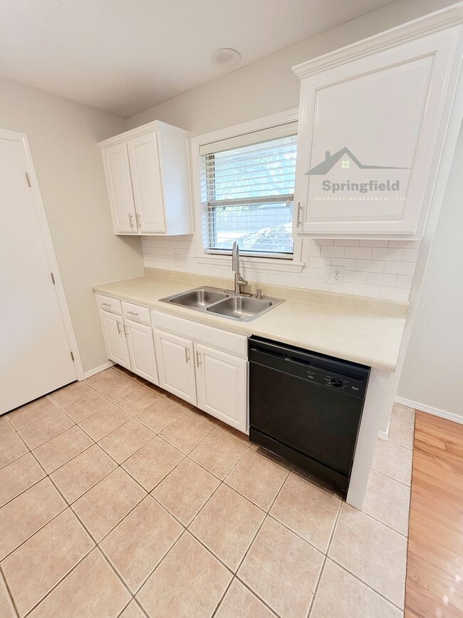 Building Photo - Location-Location; South West Springfield ...