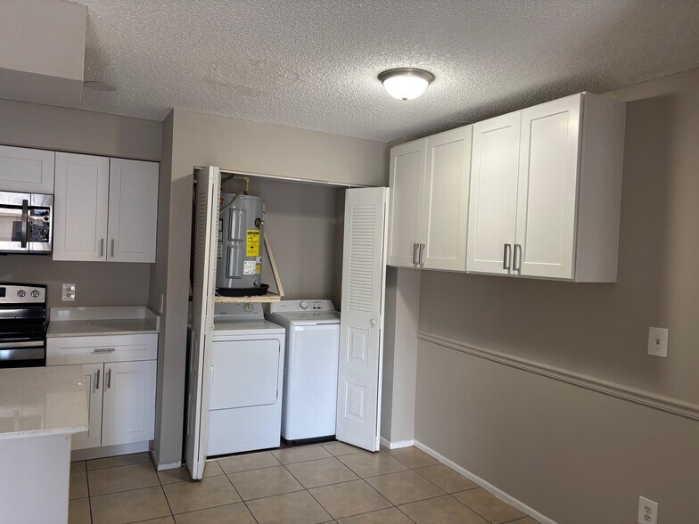 Building Photo - 5323 Summerlin Rd