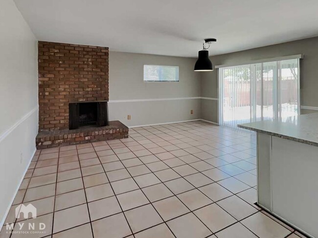 Building Photo - 537 E Laguna Dr