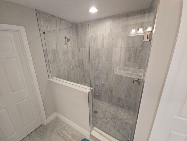 Building Photo - Gorgeous 5-Bedroom, 3-Bathroom in Riverview