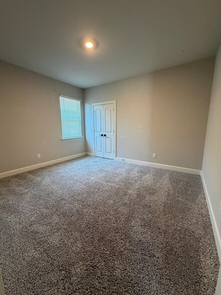 Building Photo - 925 Emerson Dr