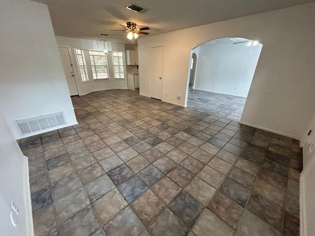 Building Photo - *MOVE IN SPECIAL* Tucked Away on a Cul-de-Sac | 3-Bedroom San Antonio Home!