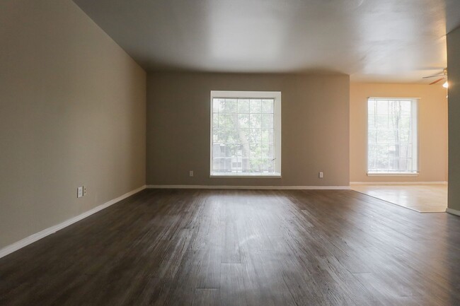 Building Photo - 2 Bed / 2 Bath Condo in Central Tulsa!