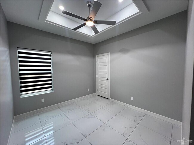 Building Photo - 1122 Country Club Drive
