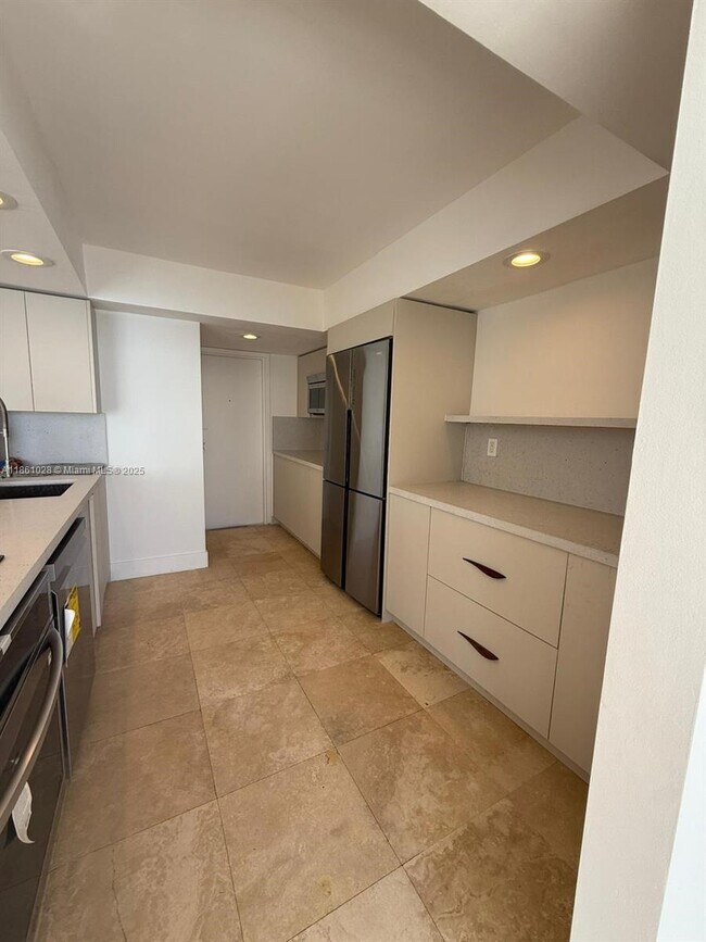 Building Photo - 1420 Brickell Bay Dr