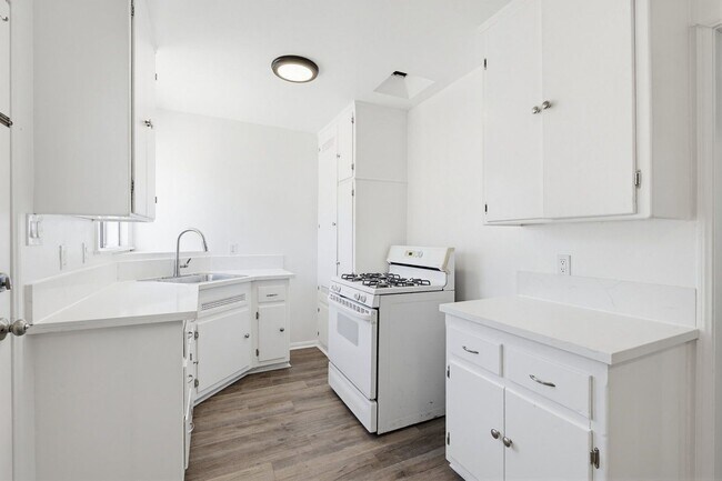 Building Photo - 4264 W Broadway