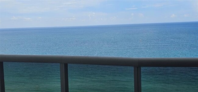 Building Photo - 15901 Collins Ave