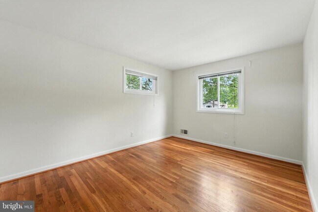 Building Photo - 5011 Roslyn Rd