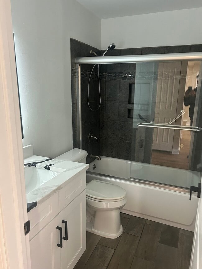 Building Photo - 194 N Waters Edge Dr