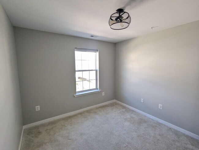 Building Photo - Two Level END UNIT condo in East of Market...