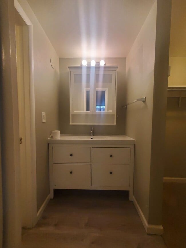 Building Photo - Large and Spacious One Bedroom Available i...