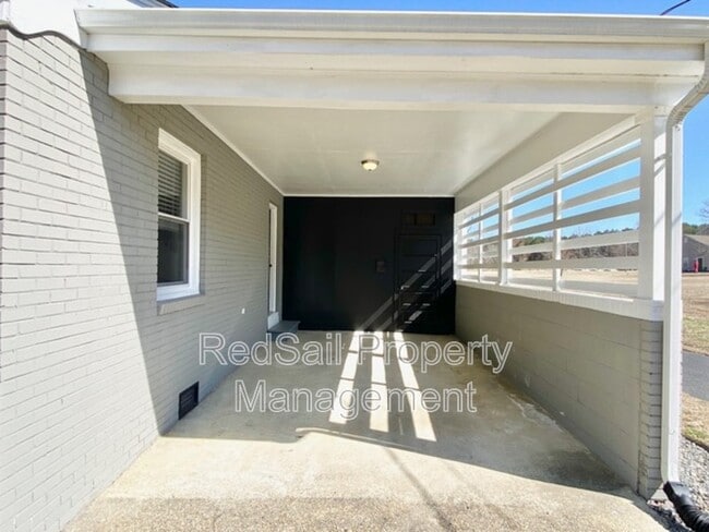 Building Photo - 17073 Longview Dr