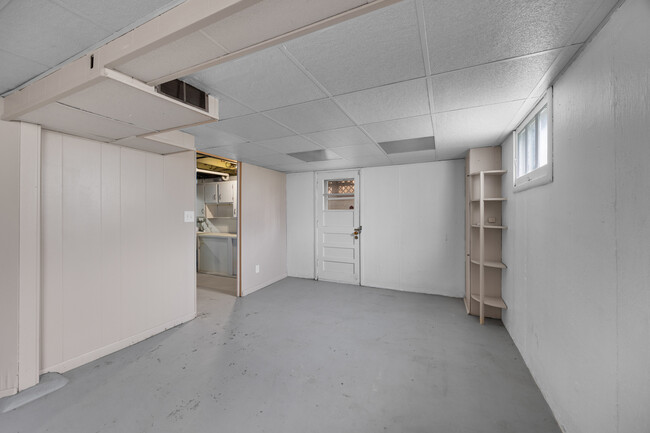 Building Photo - 9537 Chester Ave