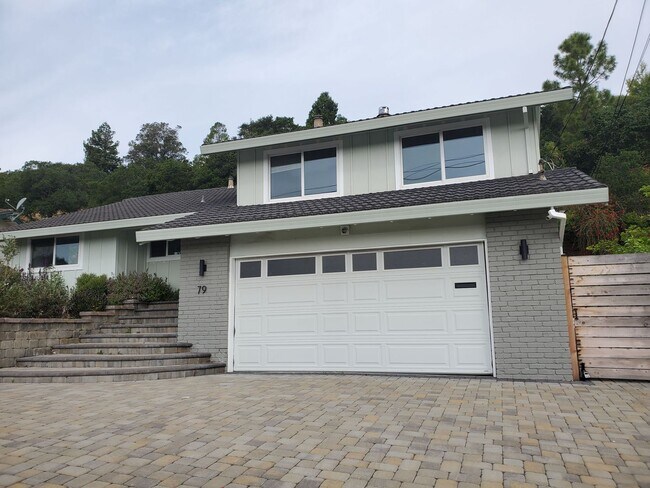 Building Photo - Mont Marin 4x3 home with bedroom suites on...