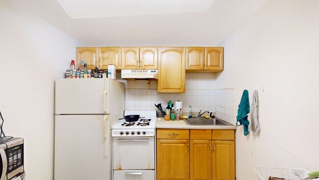 Building Photo - Nice, large studio in a prime location in ...