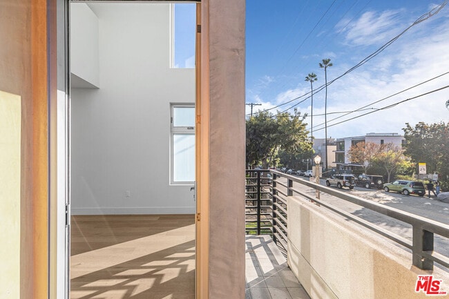 Building Photo - 2000 Beachwood Dr