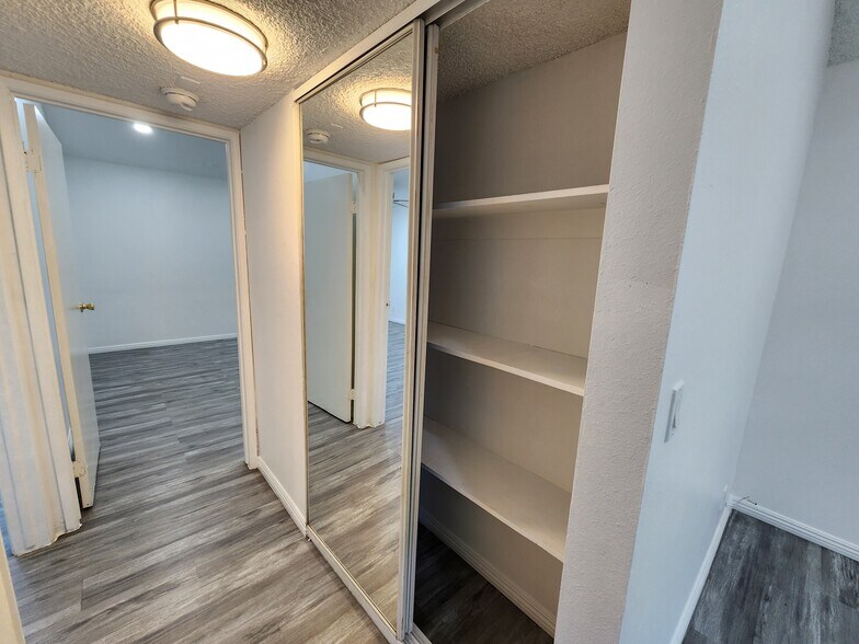 Building Photo - 13043 Vanowen St