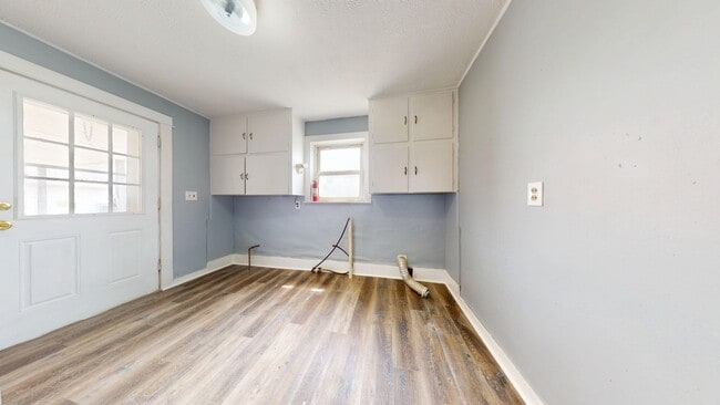 Building Photo - Large farmhouse with garage in Mapleton Schools