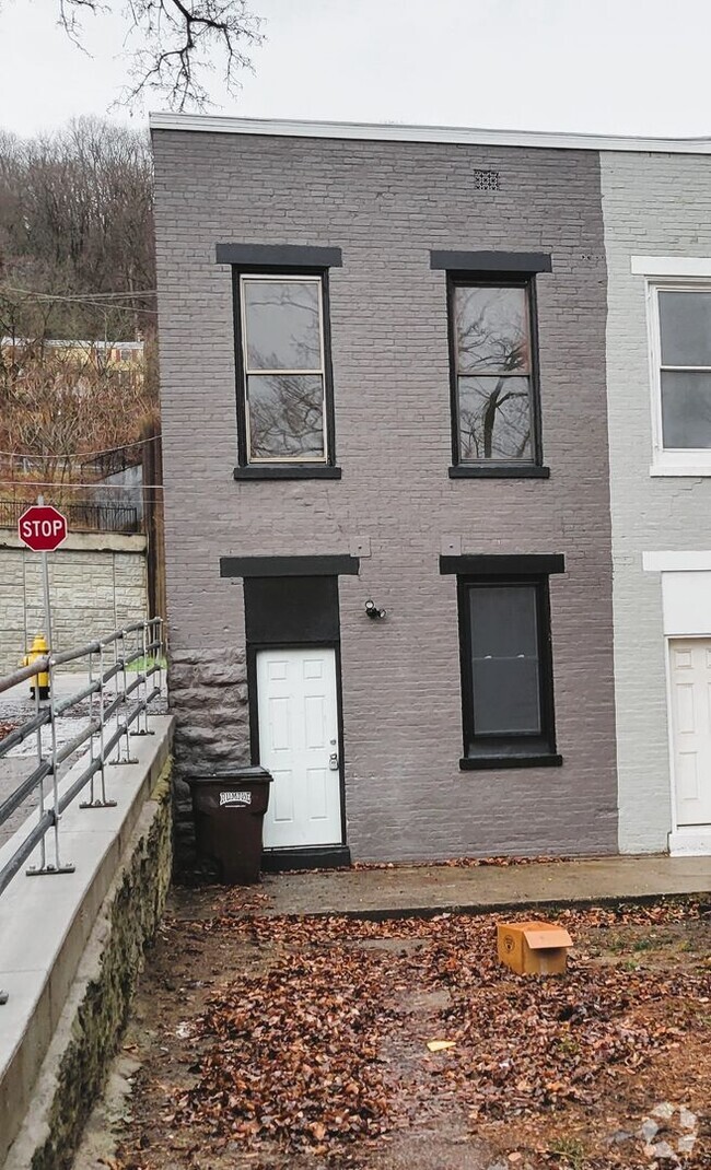 Building Photo - Be the First! Beautifully renovated townh...