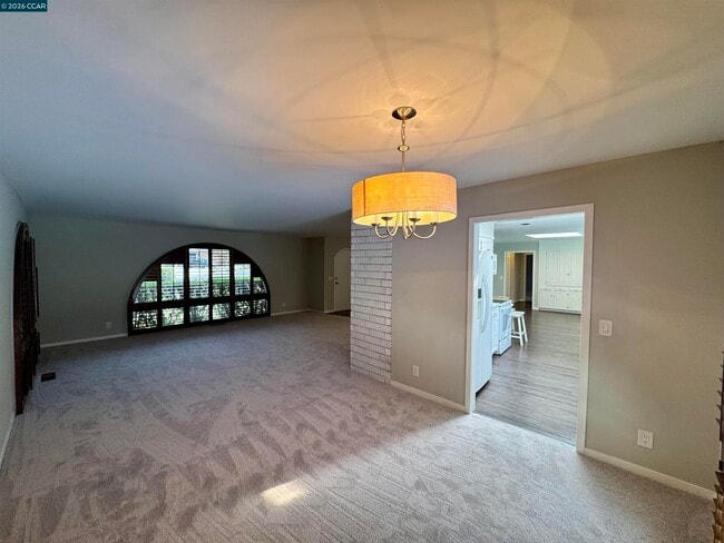 Building Photo - 62 Winding Glen