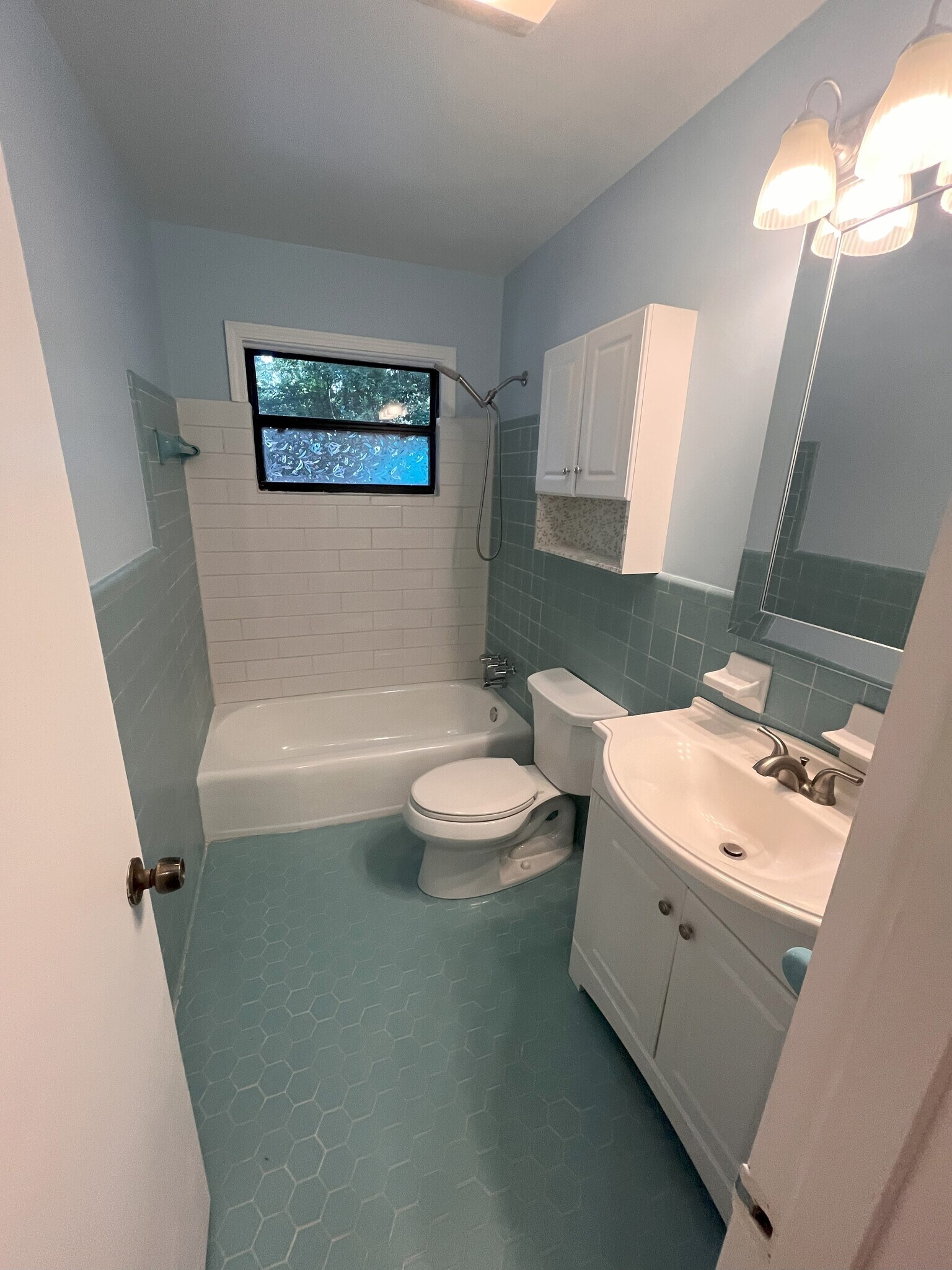 Hall bathroom - 1405 Southland Vista Ct NE