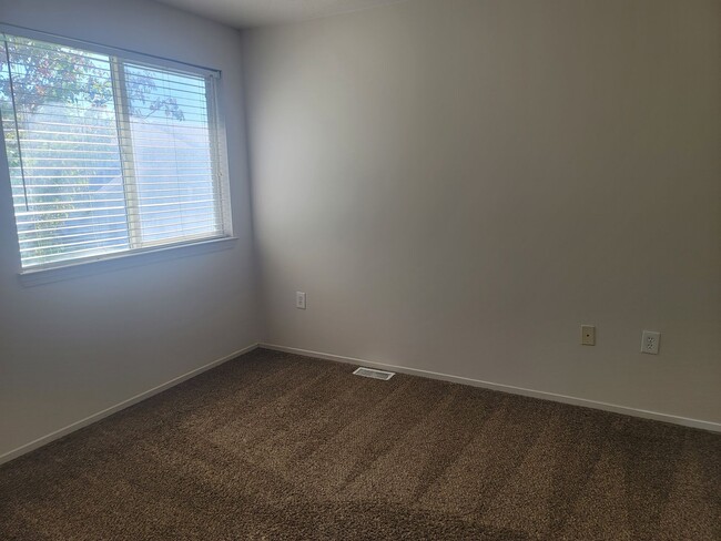 Building Photo - 3 Bedroom Town Home in Magna