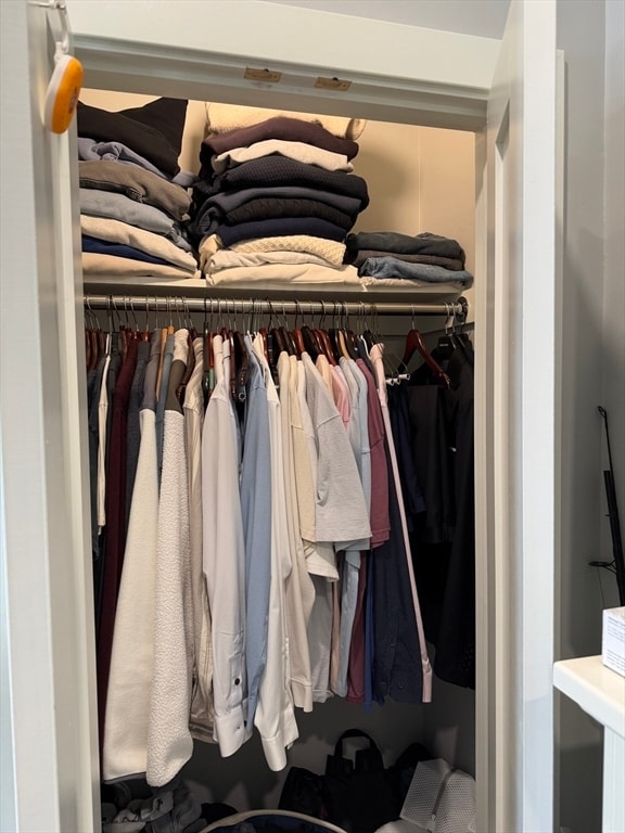 Building Photo - 415 E 7th St