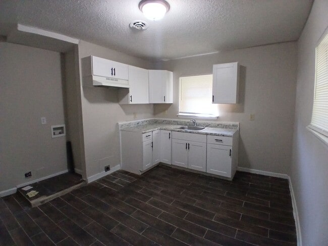 Building Photo - Renovated 2 bedroom 1 bath Duplex - Open T...